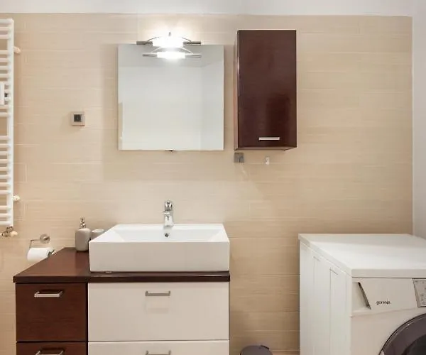 Rog With Balcony شقة